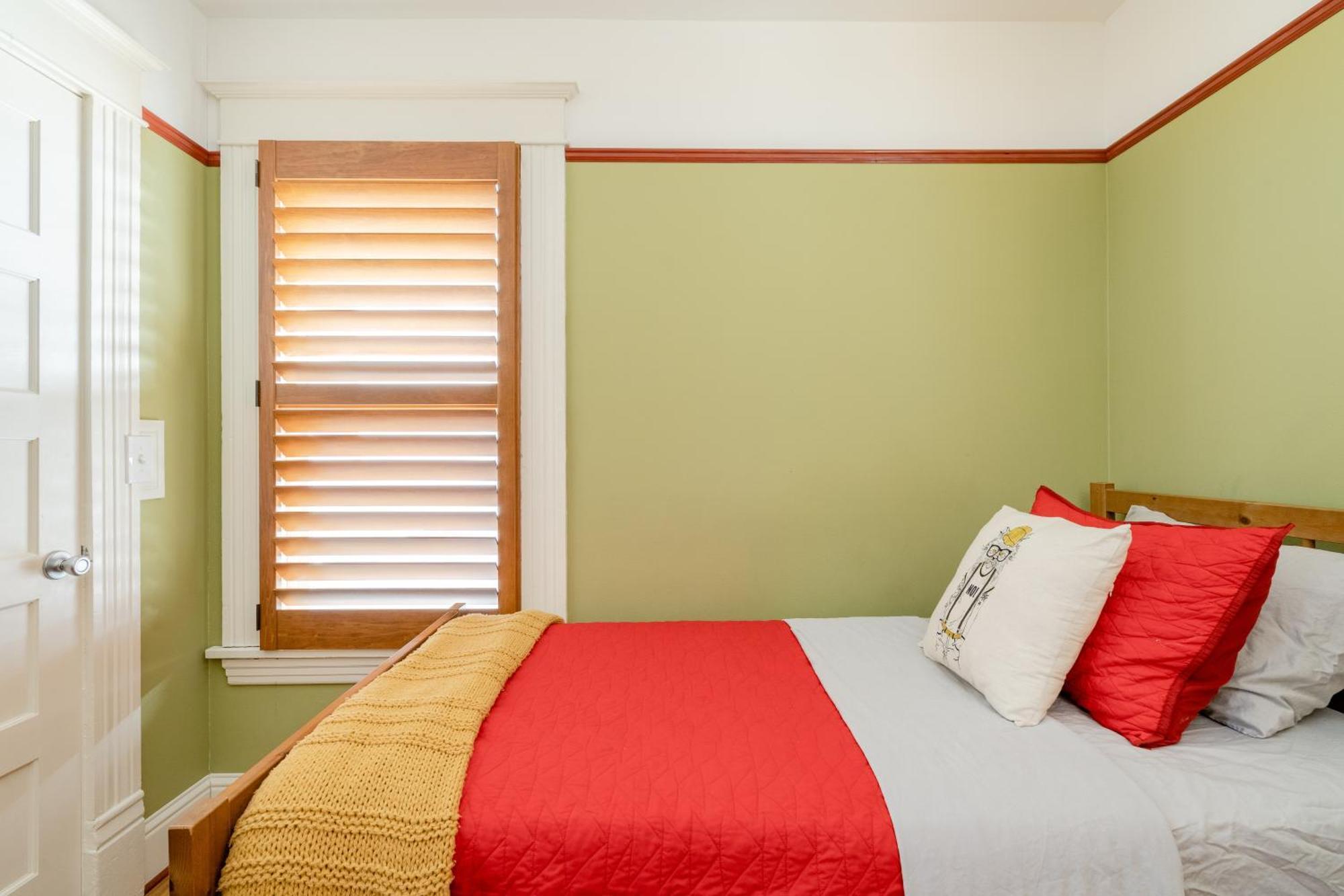 Holiday home - Sun-filled In Buckman Neighborhood With 2brs Portland