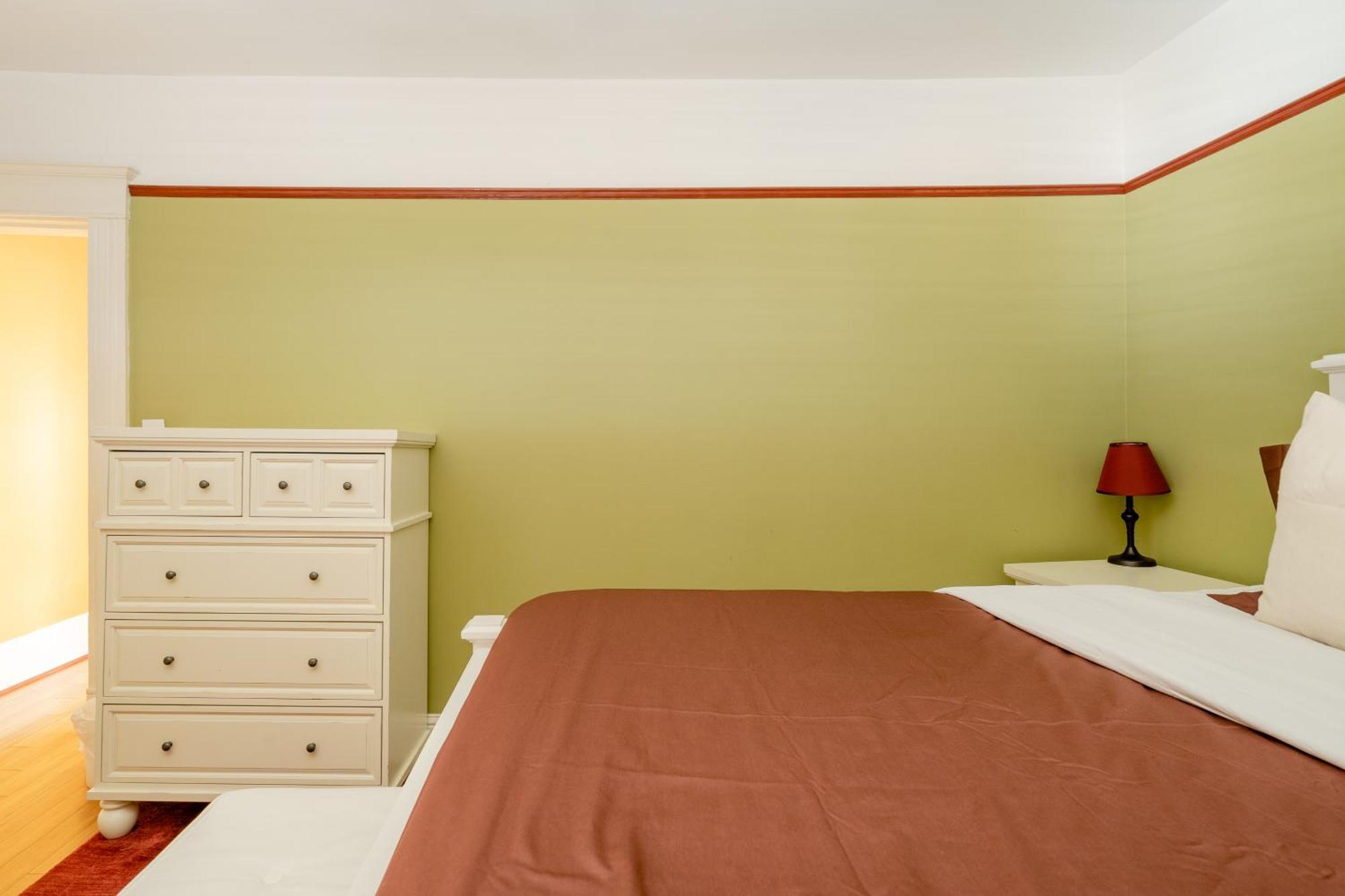 Holiday home - Sun-filled In Buckman Neighborhood With 2brs
