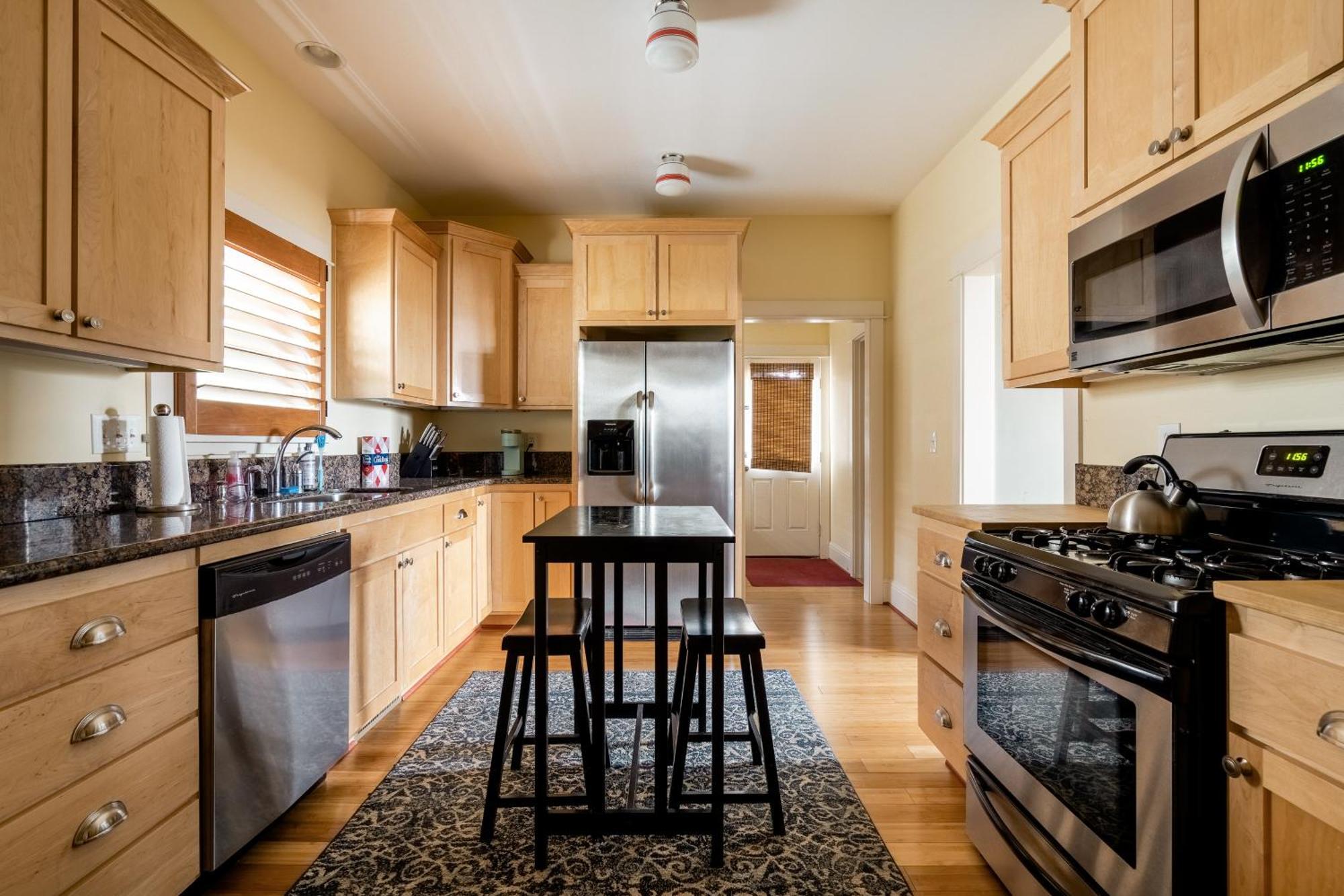 Holiday home - Sun-filled In Buckman Neighborhood With 2brs *