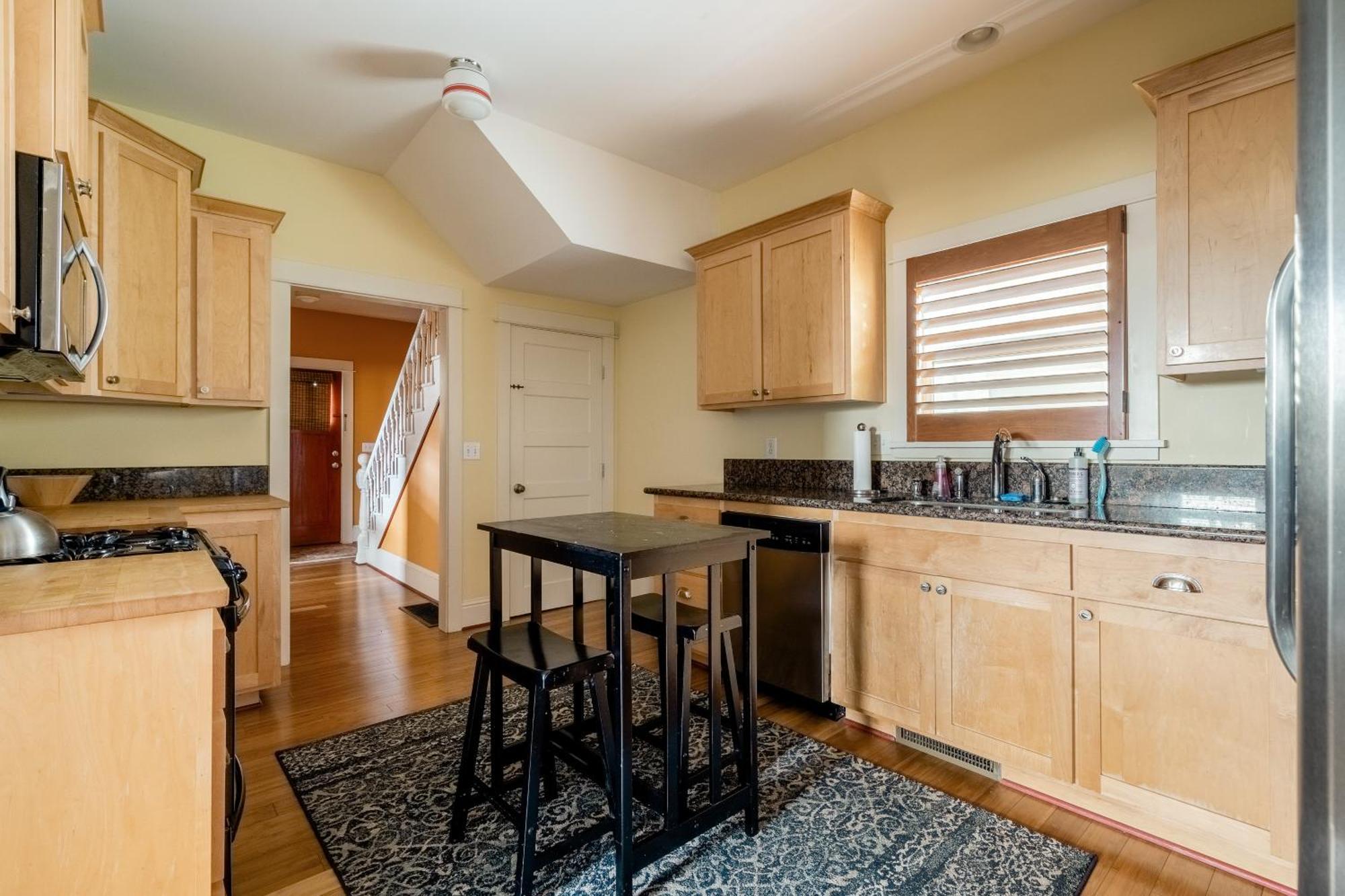 - Sun-filled In Buckman Neighborhood With 2brs * Portland