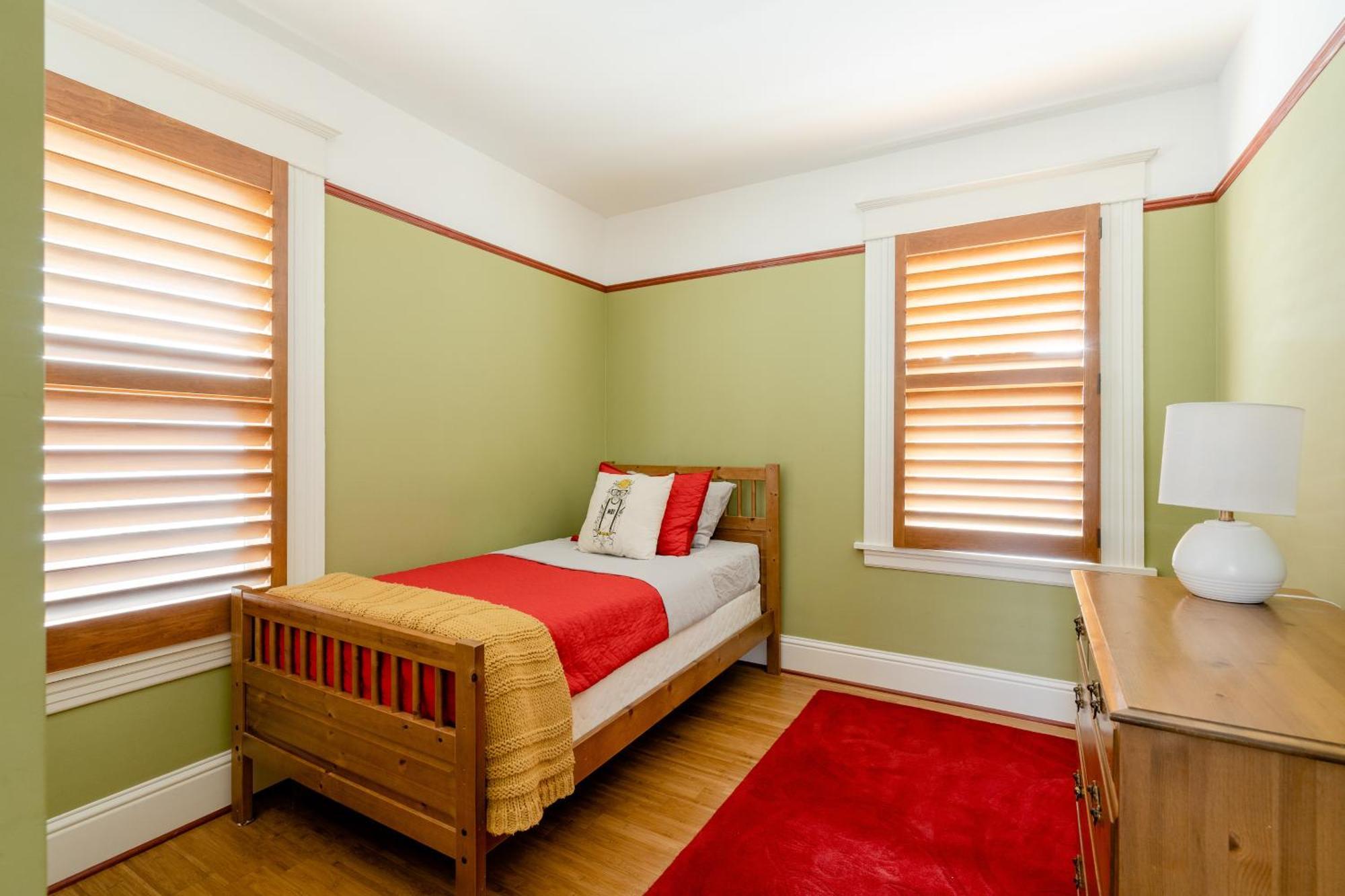 Holiday home - Sun-filled In Buckman Neighborhood With 2brs