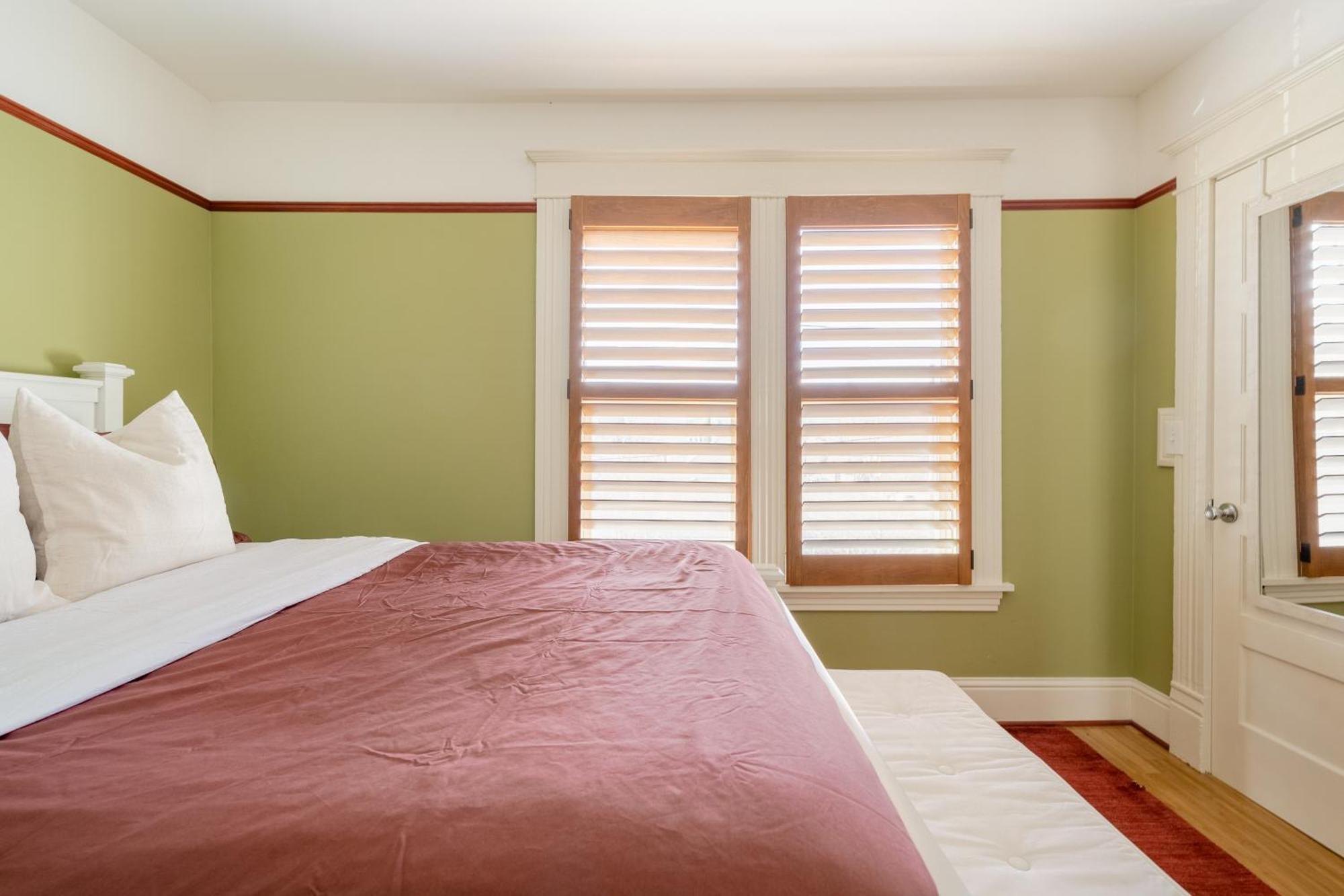 - Sun-filled In Buckman Neighborhood With 2brs * Portland