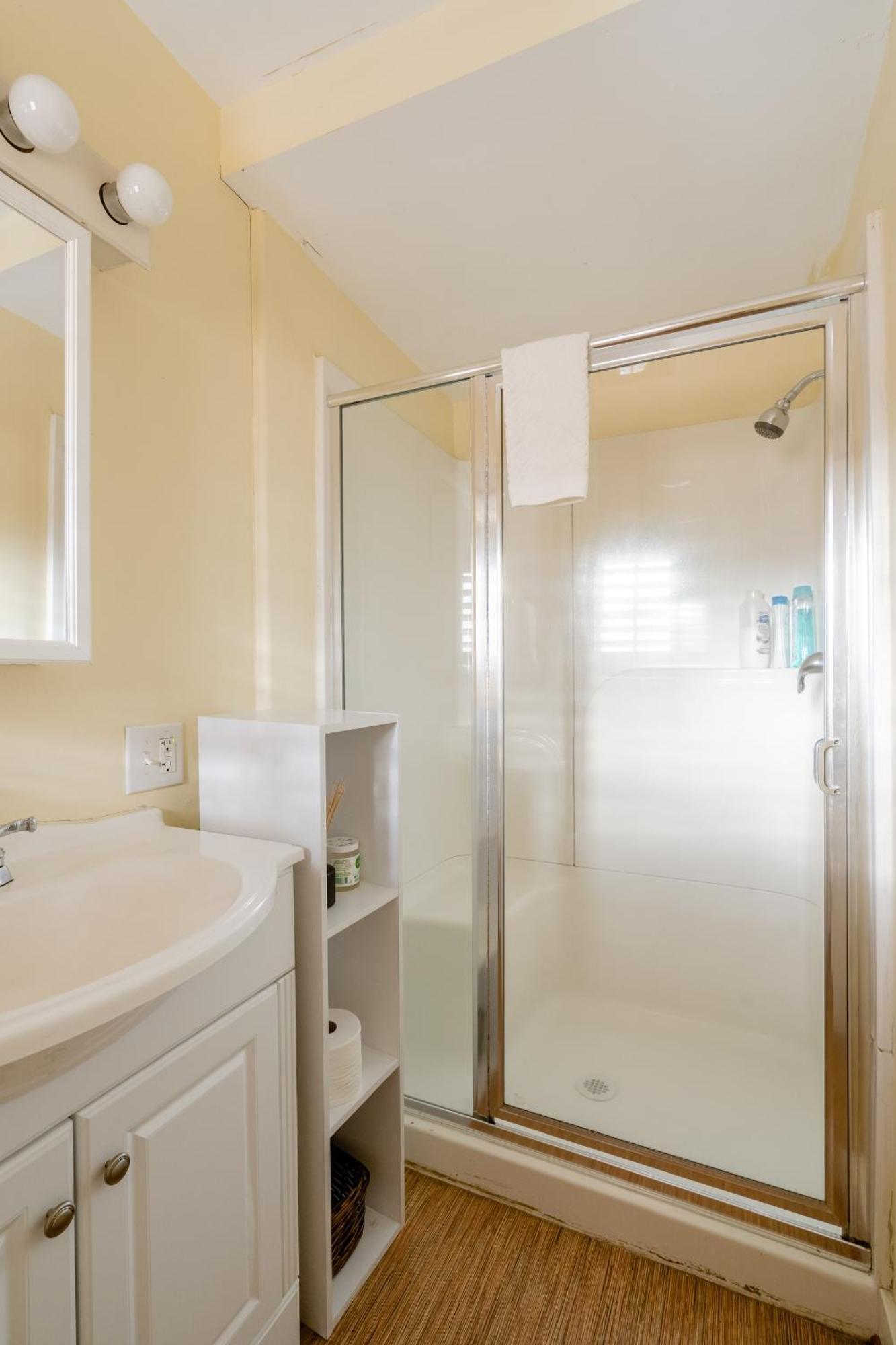 - Sun-filled In Buckman Neighborhood With 2brs Holiday home