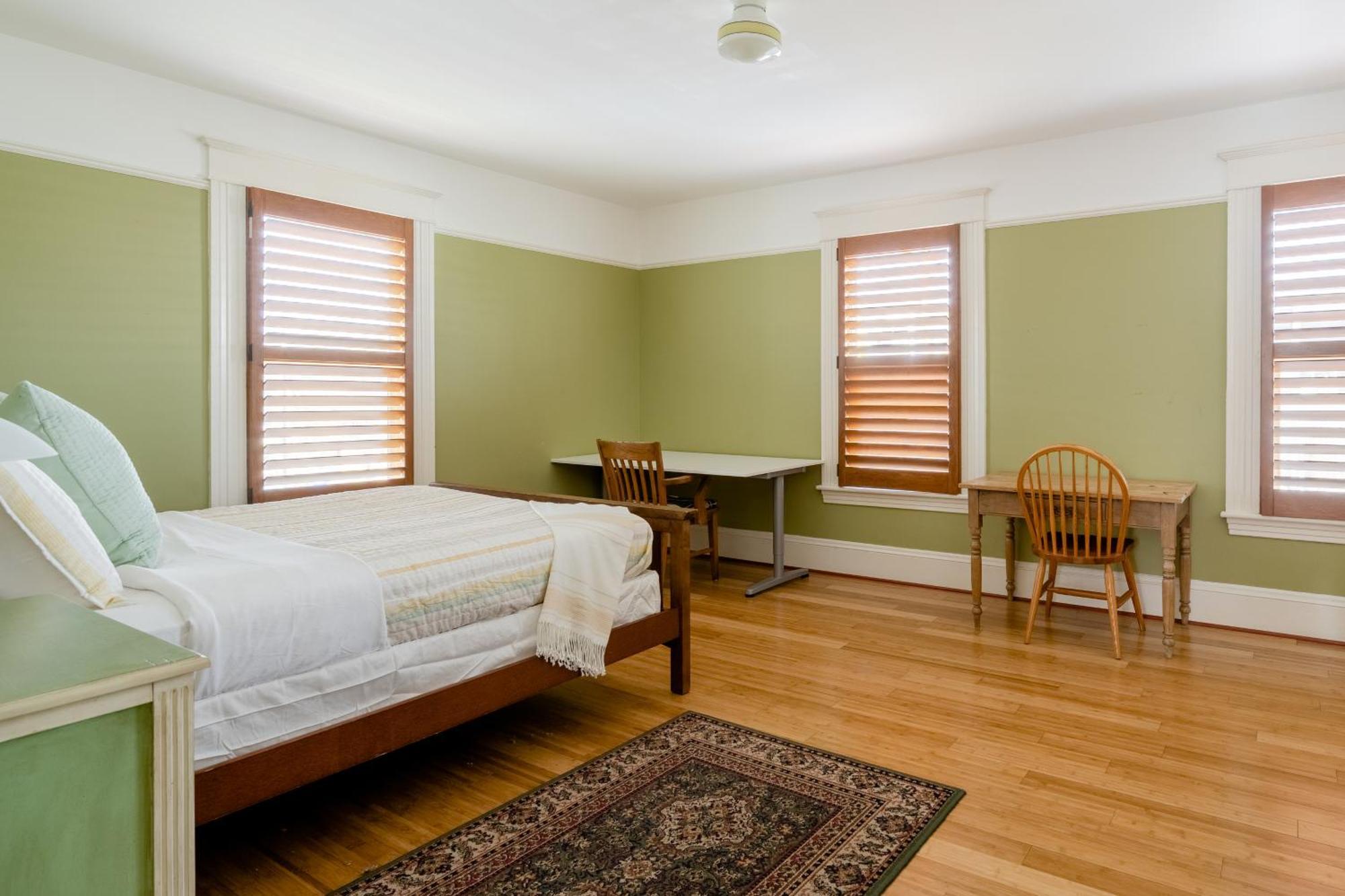 - Sun-filled In Buckman Neighborhood With 2brs Holiday home *