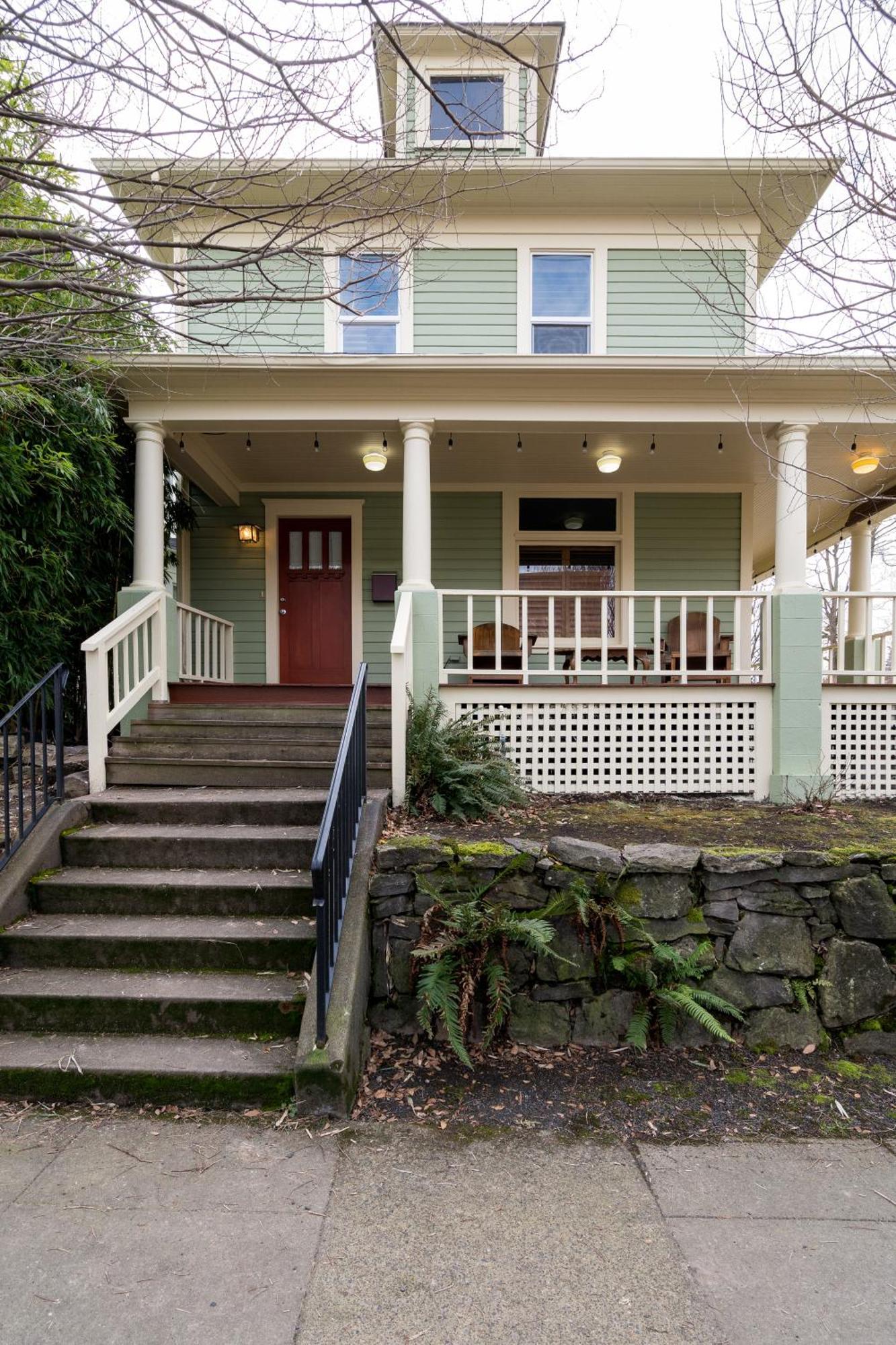 - Sun-filled In Buckman Neighborhood With 2brs *