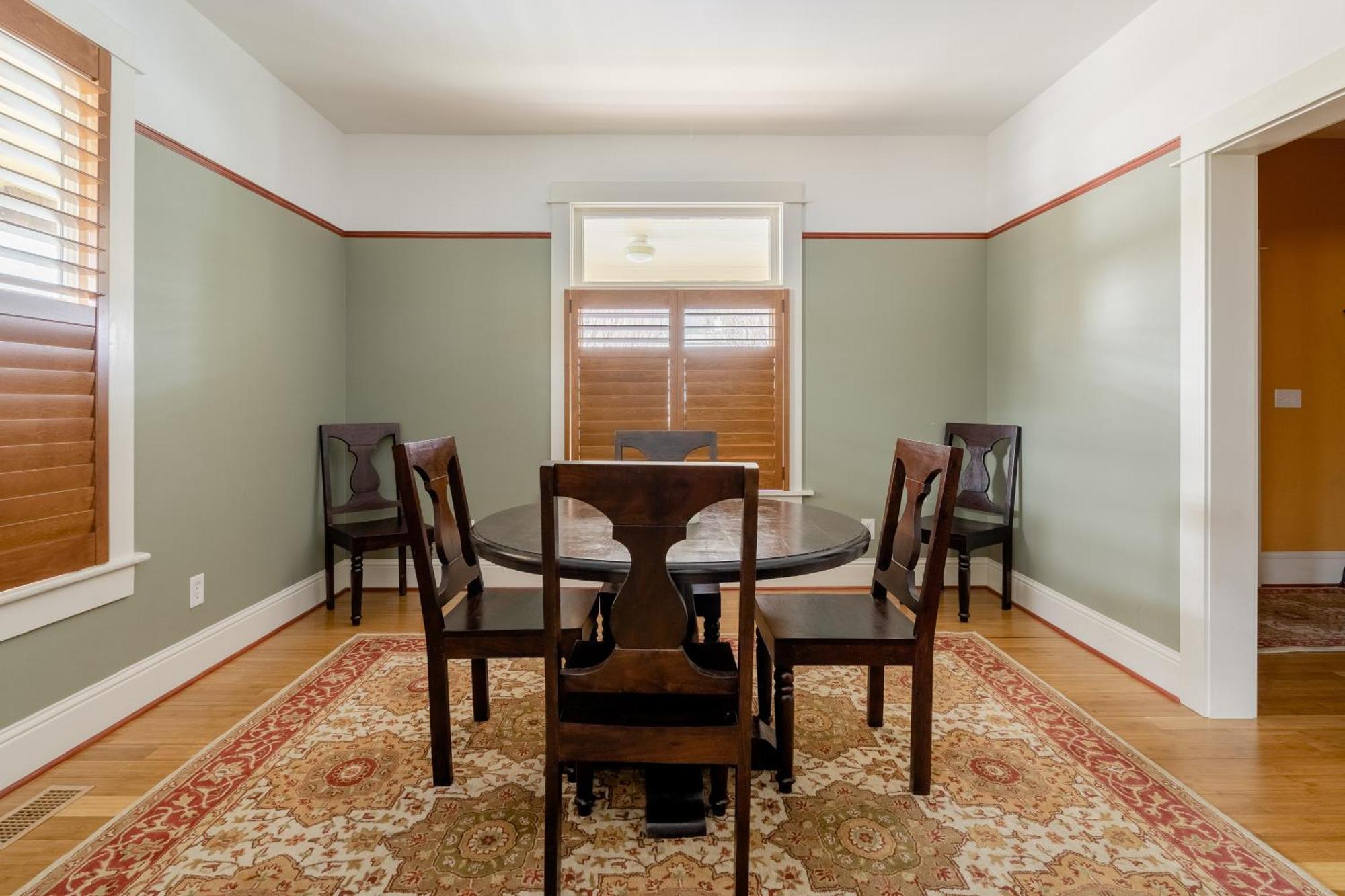 - Sun-filled In Buckman Neighborhood With 2brs Holiday home