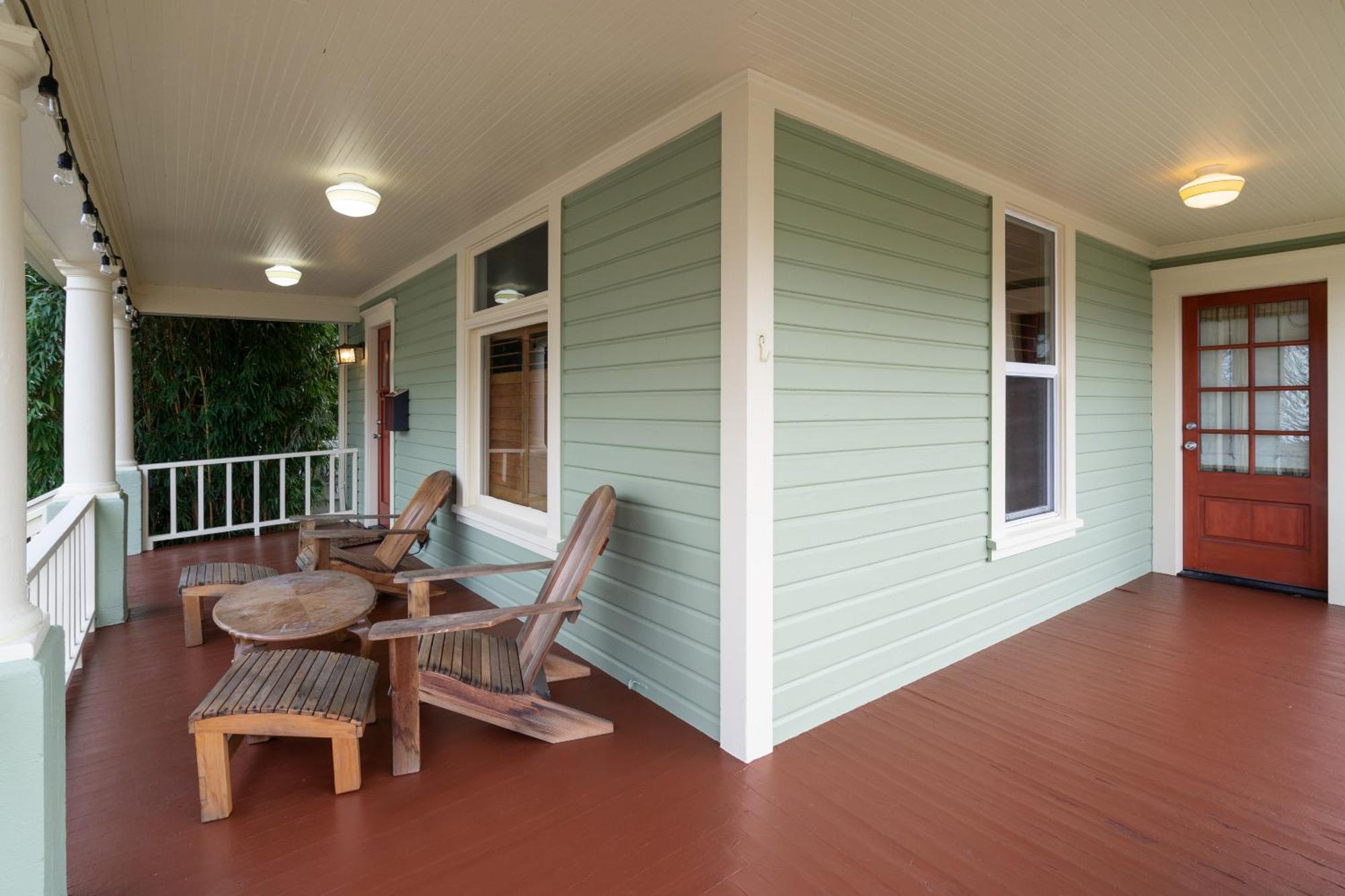 - Sun-filled In Buckman Neighborhood With 2brs *