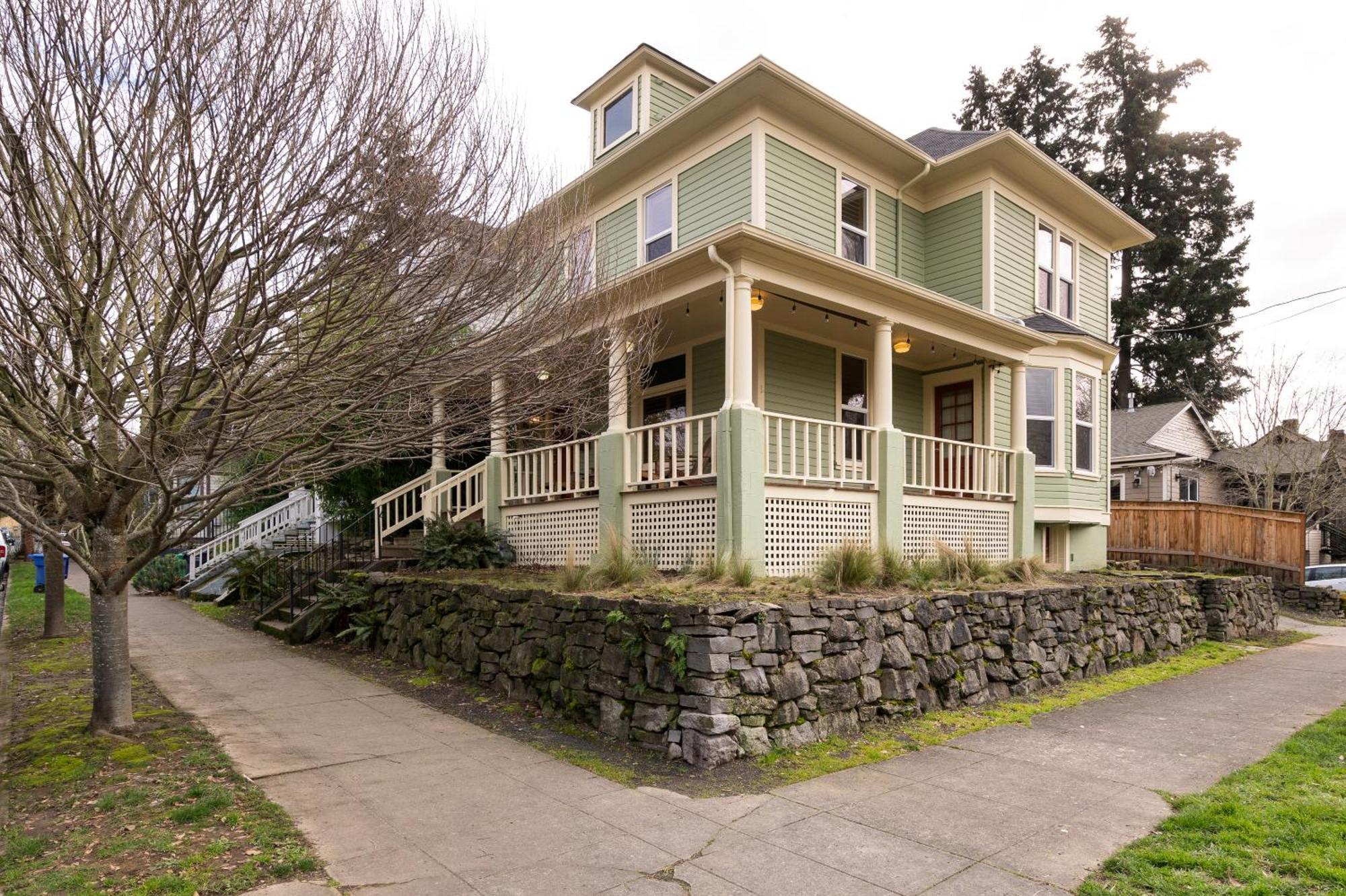 - Sun-filled In Buckman Neighborhood With 2brs * Portland