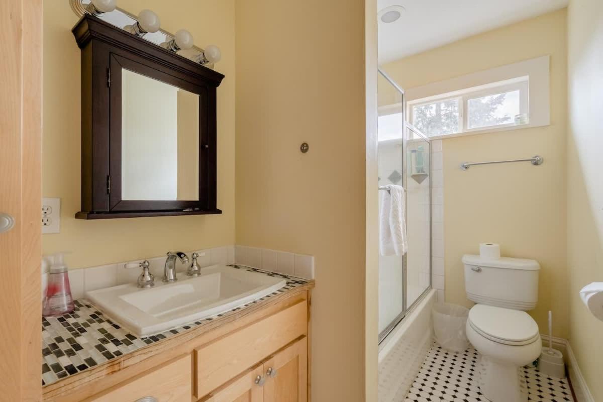 - Sun-filled In Buckman Neighborhood With 2brs Portland