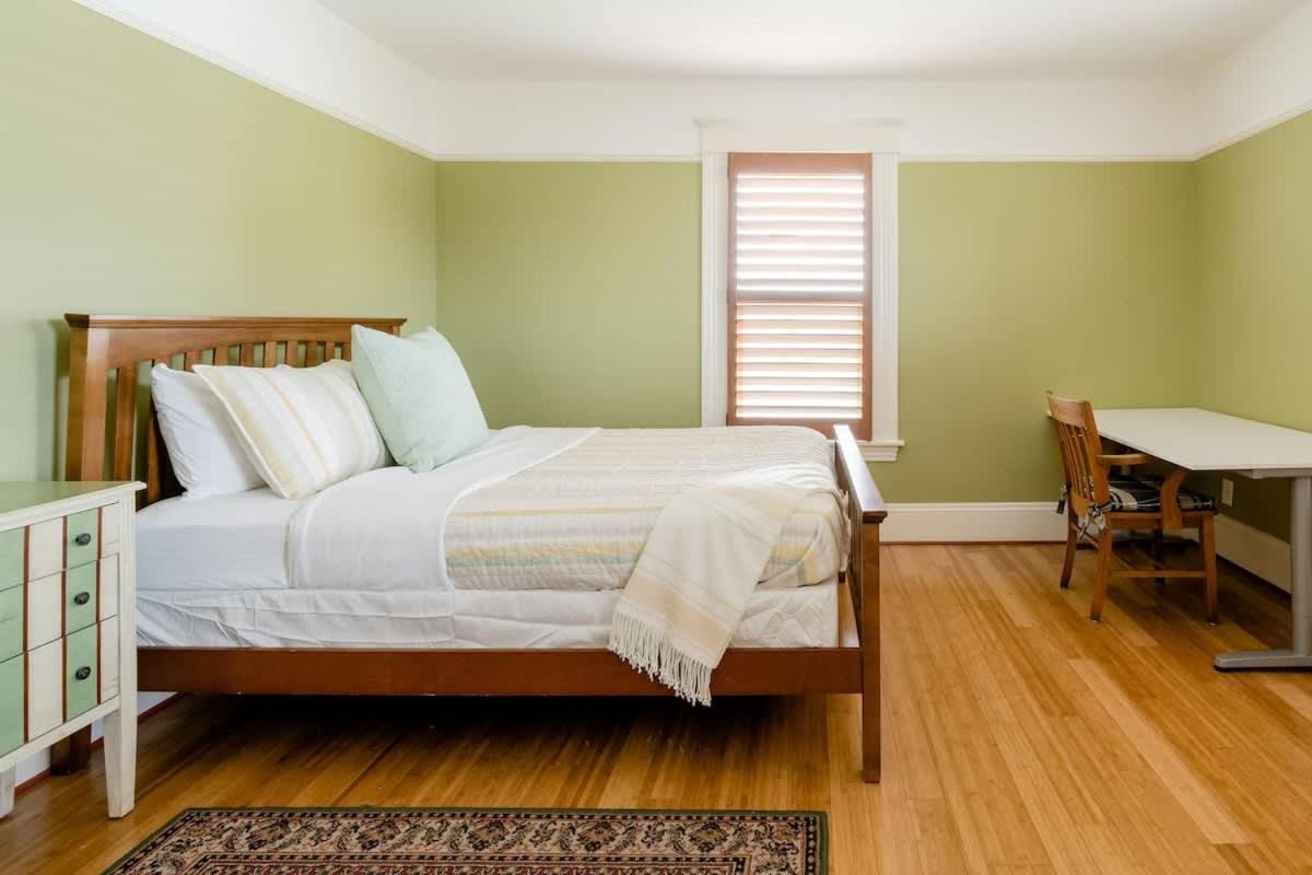 Holiday home - Sun-filled In Buckman Neighborhood With 2brs *
