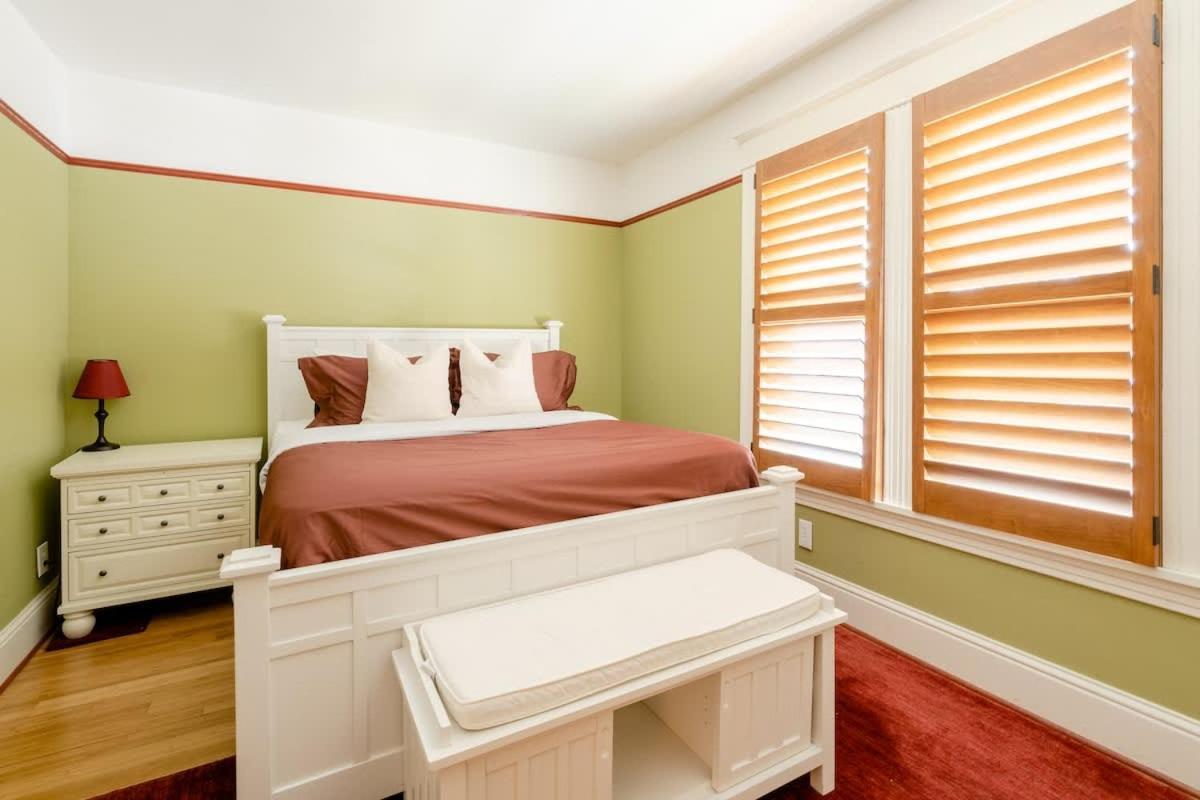 Holiday home - Sun-filled In Buckman Neighborhood With 2brs *