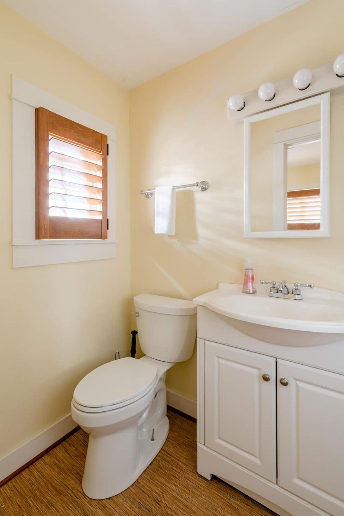 - Sun-filled In Buckman Neighborhood With 2brs