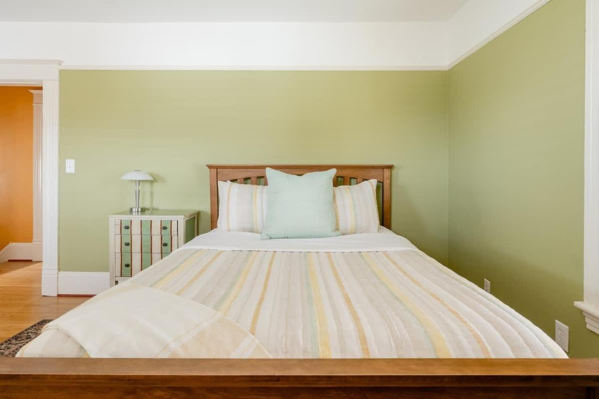 - Sun-filled In Buckman Neighborhood With 2brs *
