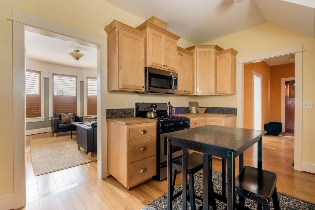 - Sun-filled In Buckman Neighborhood With 2brs Holiday home