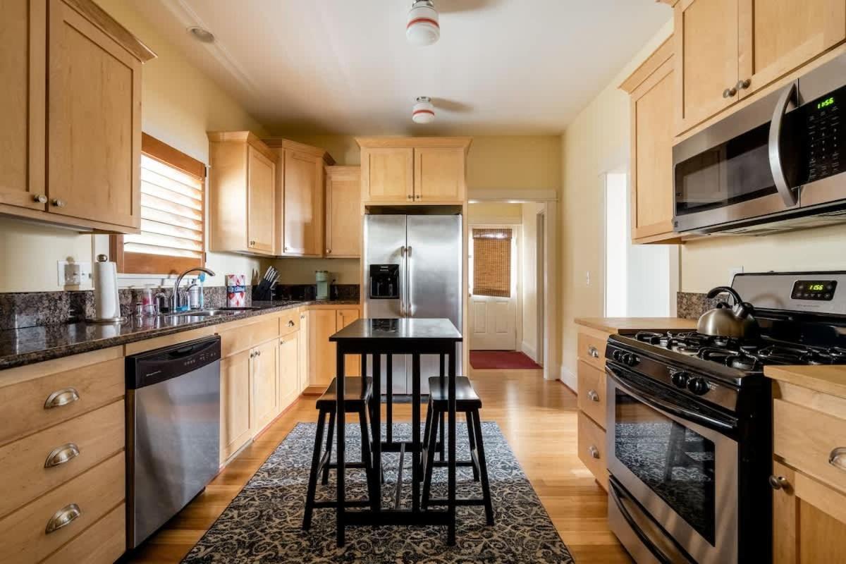 Holiday home - Sun-filled In Buckman Neighborhood With 2brs